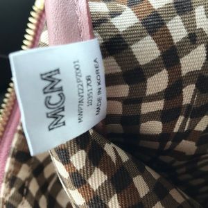 Clutch bag with strap for shoulder